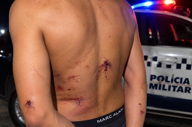 Cantor é esfaqueado pela esposa após briga regada a álcool e casal termina na delegacia em Sorriso