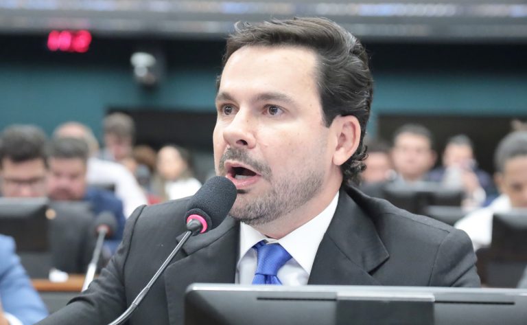 CCJ aprova o fim da cobrança da taxa de fiscalização para telefonia celular
