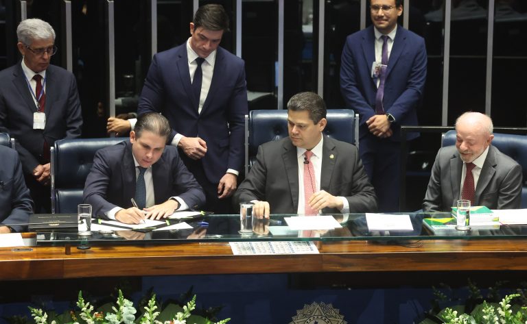 Congresso promulga aposentadoria especial para agentes de saúde
