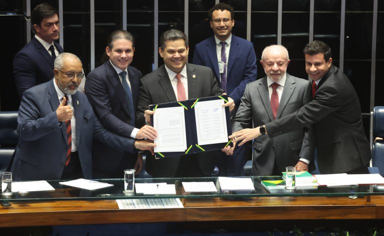Congresso promulga fim da escala 6x1 e fixa nova jornada máxima de trabalho