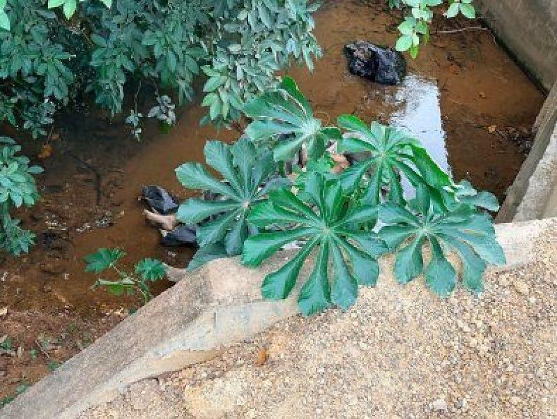 Corpo enrolado em saco plástico é encontrado dentro de córrego em Várzea Grande