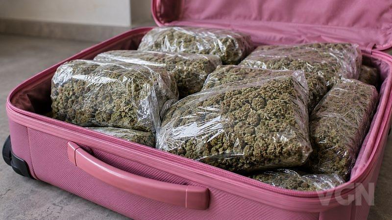Mulher é presa com 25 kg de skank em mala de ônibus