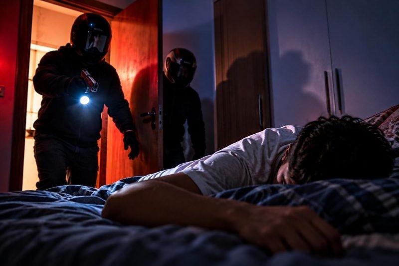 Criminosos fingem ser policiais, invadem casa e matam jovem com tiros na cabeça
