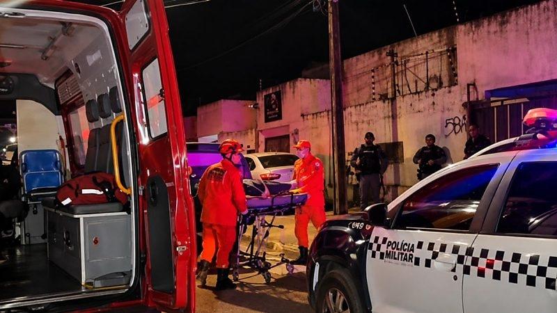 Criminosos pulam muro e abrem fogo contra três pessoas; uma morre