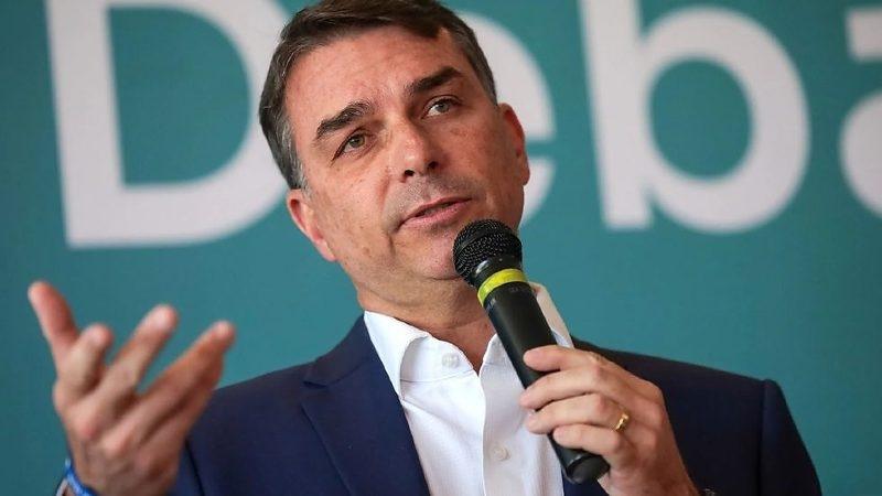 Deputados protocolam pedido de cassação de Flávio no Senado