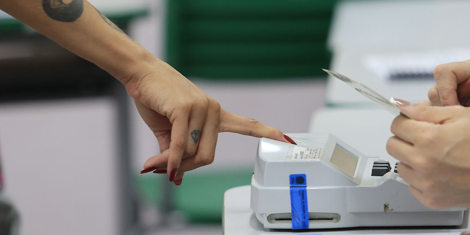 Eleições no Rio: eleitores enfrentam chuva e vão cedo às urnas no segundo turno