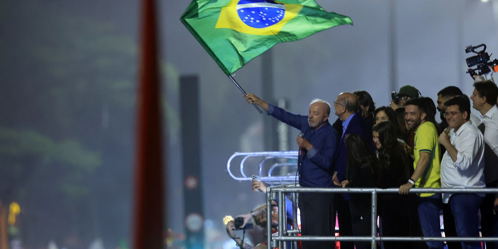 Luiz Inácio Lula da Silva comemora vitória na Avenida Paulista com o povo