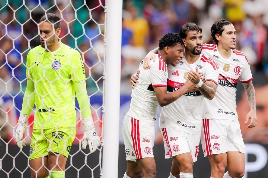 Em jogo dominante, Flamengo vence o Bahia fora de casa e segue na liderança do Brasileirão