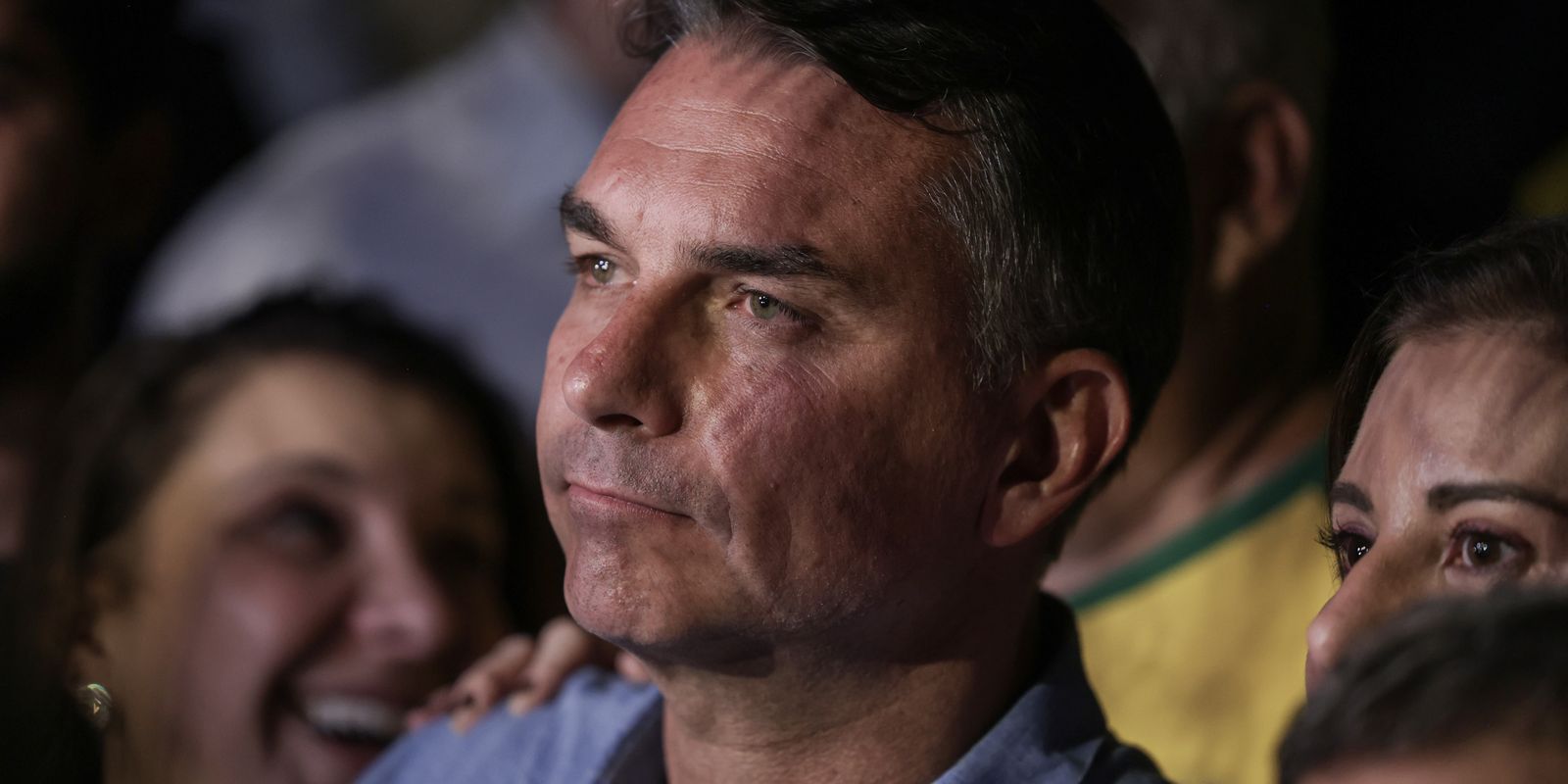 Flávio Bolsonaro evita propostas detalhadas e faz acusações sem provas em sabatina