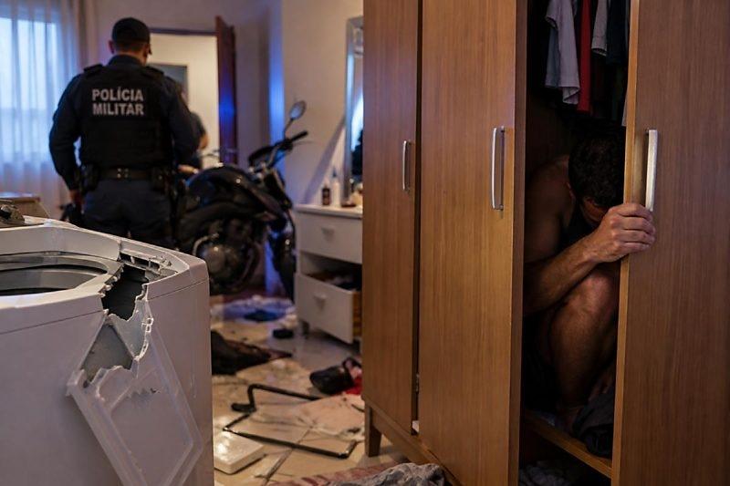 Ex invade residência, quebra pertences e é flagrado pela PM dentro de guarda-roupa