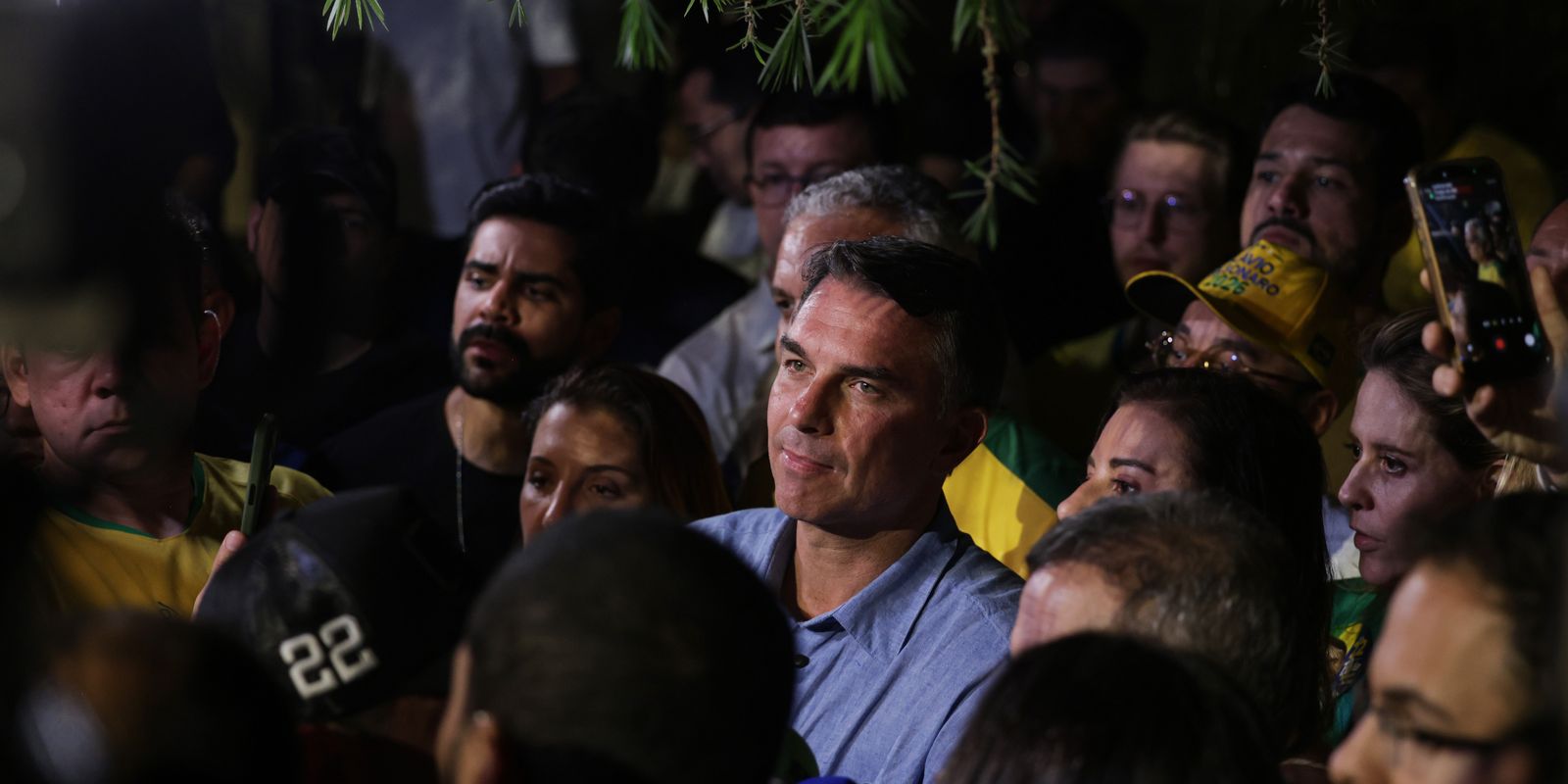 Flávio Bolsonaro impõe exigências ao TSE para abrir sigilos