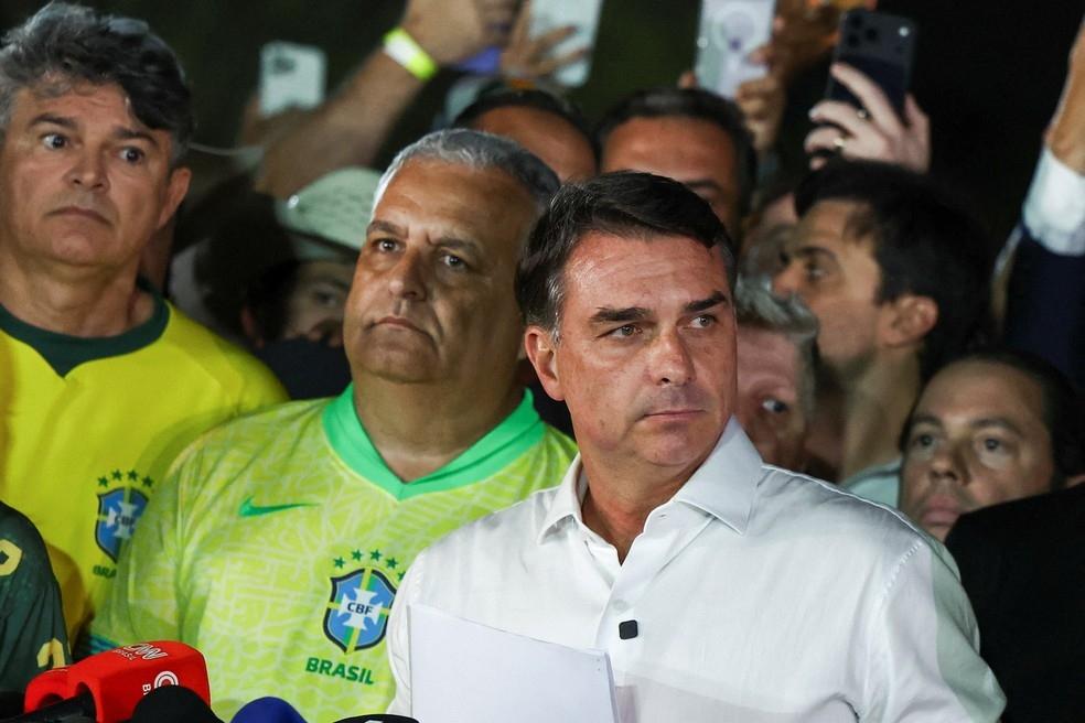 Flávio Bolsonaro não entrega passaportes à PF e levanta suspeitas sobre possível saída do Brasil
