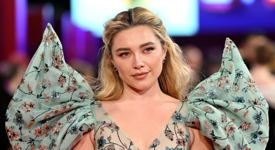 Florence Pugh dispensa sutiã e abala première de filme com vestido transparente e 'asas'
