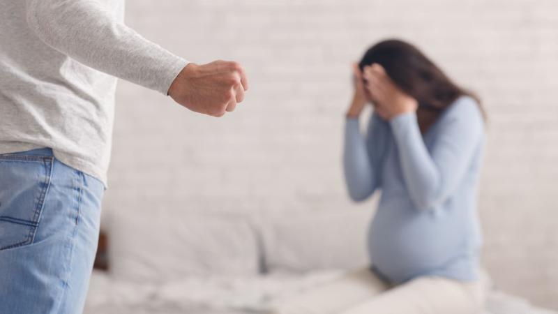 Homem agride companheira grávida de 6 meses com esganadura e pisões na barriga em Cuiabá