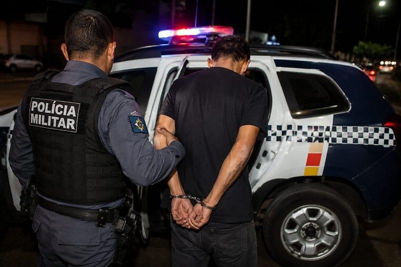 Homem foi preso após agredir adolescente de 15 anos com mangueira