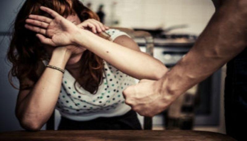 Homem tenta jogar ex-mulher de carro em movimento e a agride com chutes e tapas em Juruena