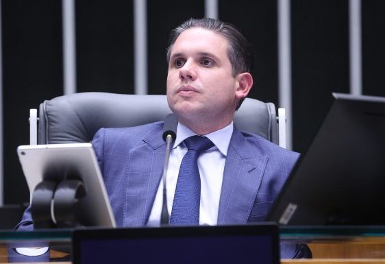 Hugo motta celebra aprovação de novo limite para mei na câmara