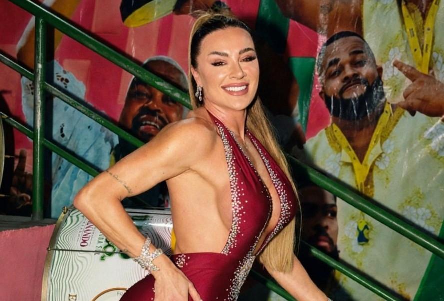 Juju Salimeni usa minivestido com franjas e cristais em ensaio pré-Carnaval