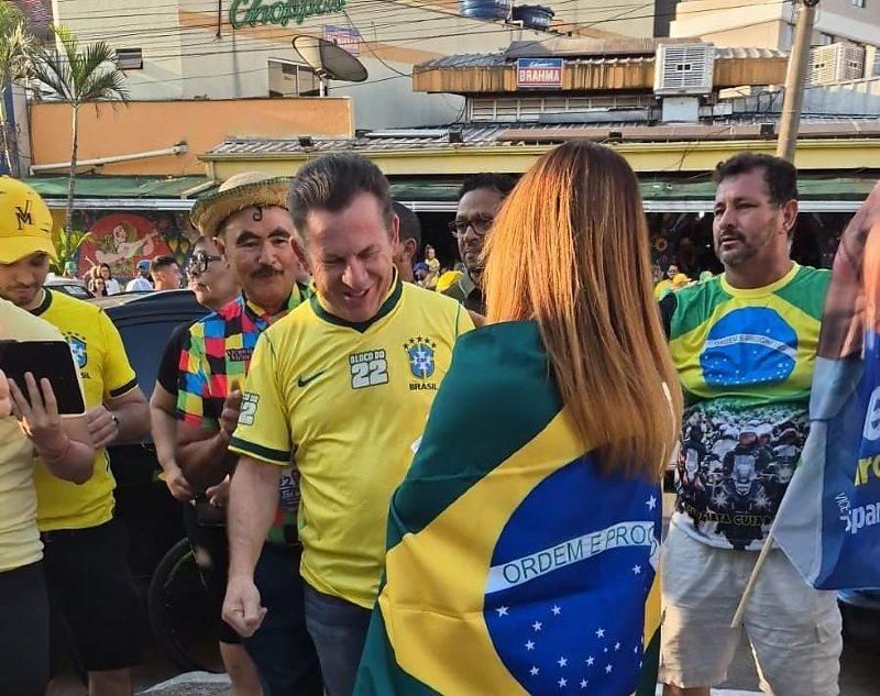 Mauro e Virginia Mendes participam do “Bloquinho do 22” em Cuiabá