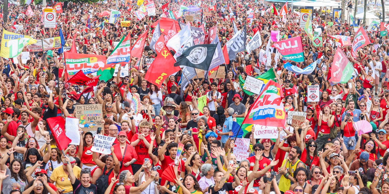 Ato político em Copacabana reúne apoiadores do presidente Lula