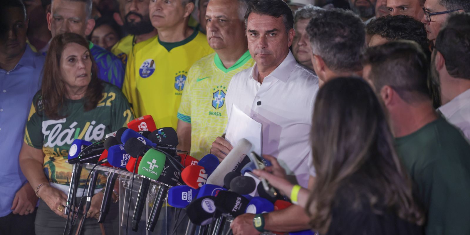 Moraes determina apreensão de passaporte de Flávio Bolsonaro