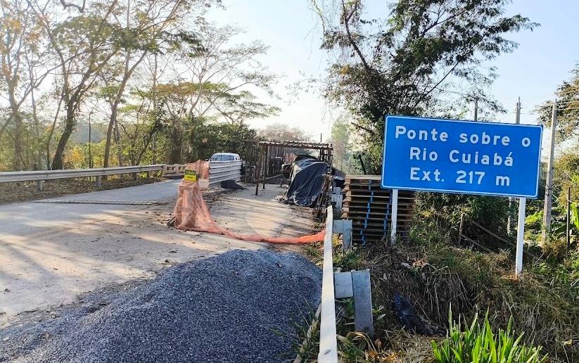Motorista sai ileso após sofrer acidente de trânsito na ponte do Rio Cuiabá, na MT-010 em Rosário Oeste