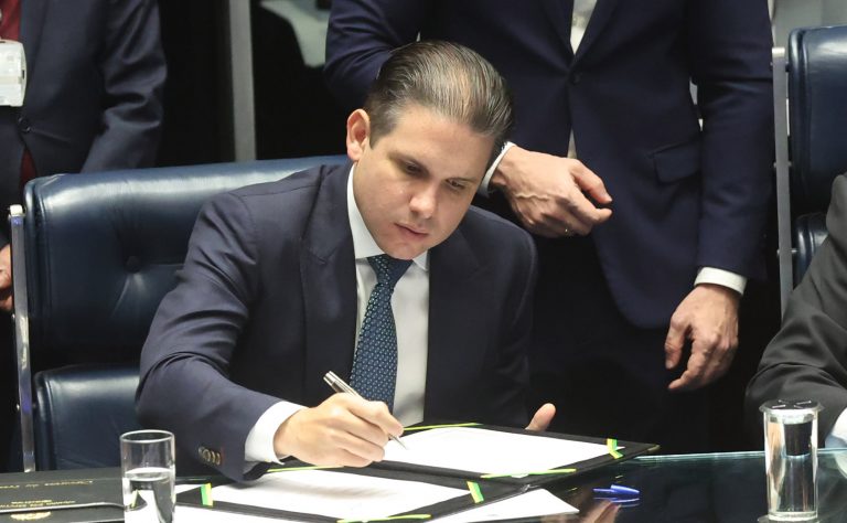Câmara vai adotar imediatamente a nova jornada de trabalho, anuncia Motta