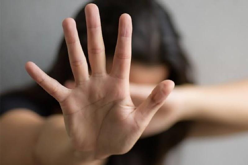 Mulher joga maconha na descarga, e marido ameaça matá-la 