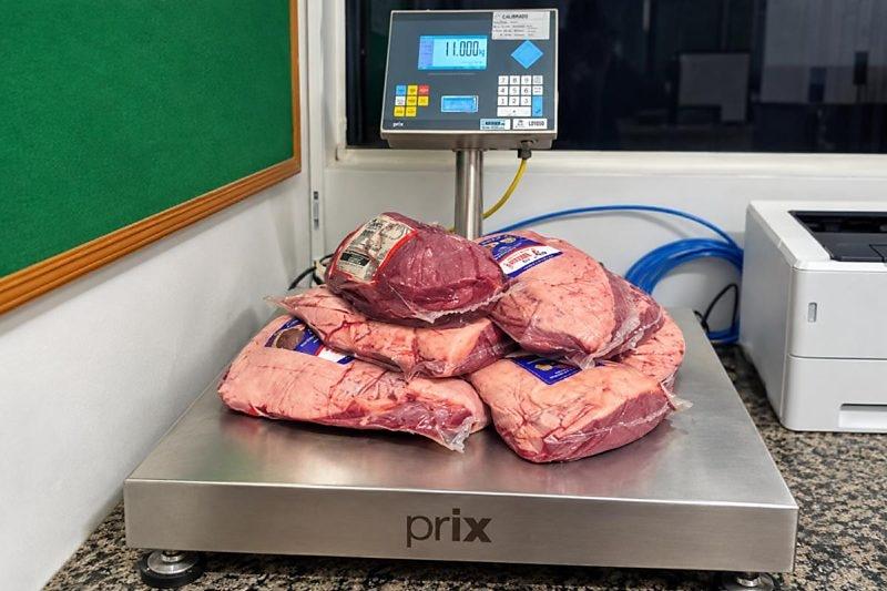 Picanha no banheiro: Funcionário é preso com 11 peças de carne em frigorífico de Diamantino
