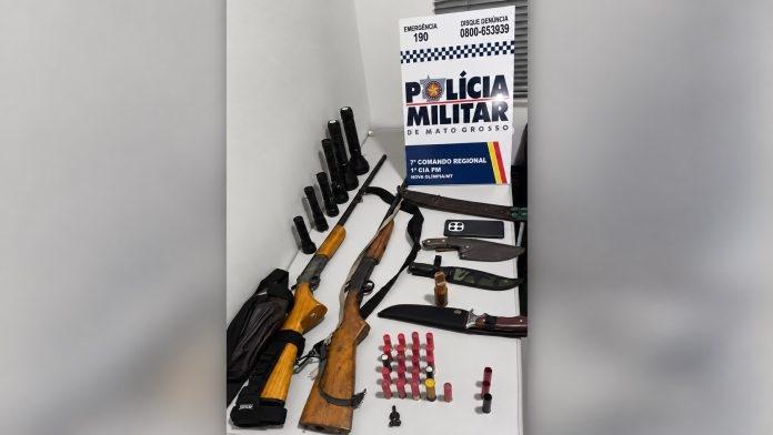 PM apreende espingardas, armas brancas e munições após suspeitos fugirem em Nova Olímpia