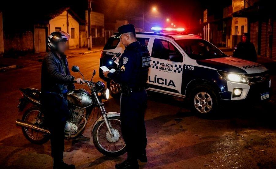 Polícia Militar detém motociclista sem habilitação em Rosário Oeste por manobra perigosa