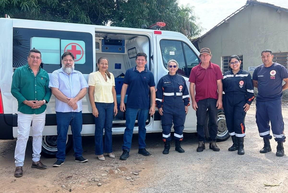 Prefeitura de rosário oeste entrega nova ambulância para o hospital municipal