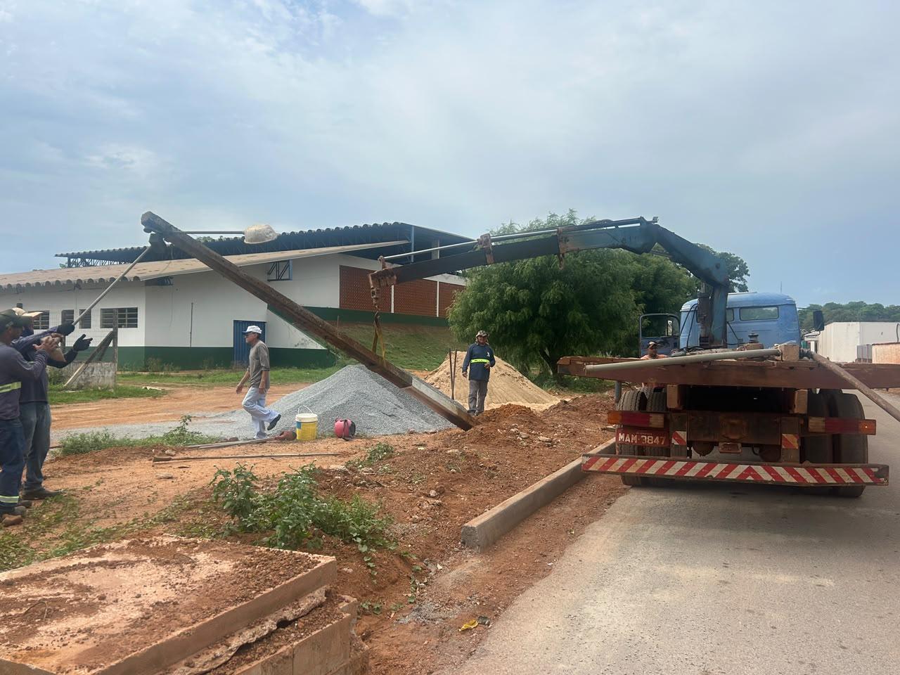 Prefeitura de Rosário Oeste instala iluminação pública e reforça infraestrutura na Rua IW9