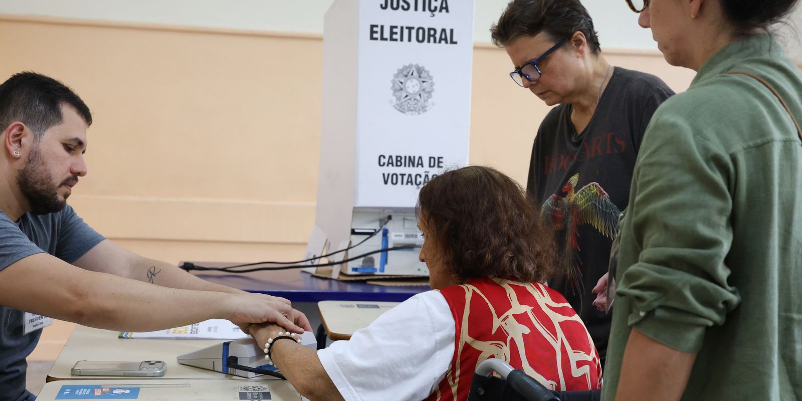 Primeiro turno de 2026 registra alta de 43% em eleitores idosos nas urnas