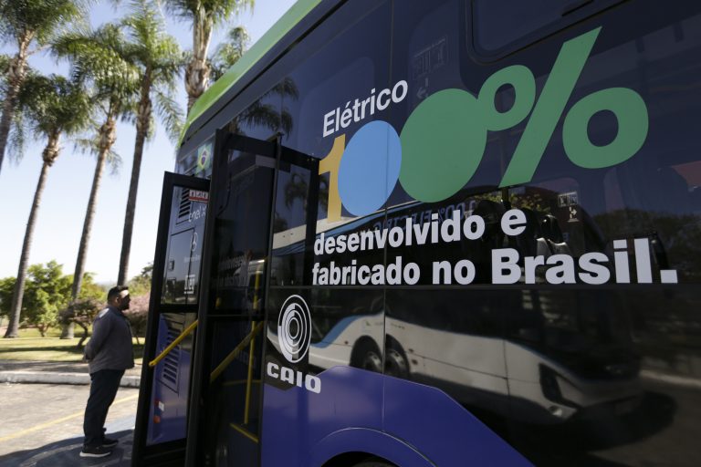 Projeto cria política nacional para eletrificação da frota no país