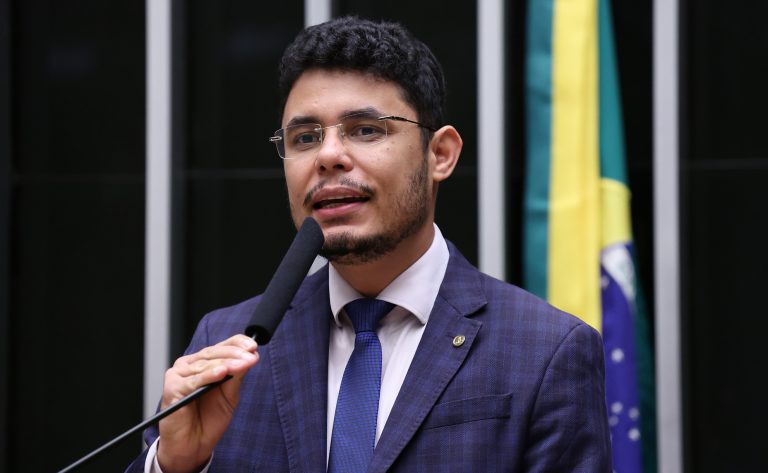 Hospitais devem afixar canais de denúncia contra violência a idosos em projeto