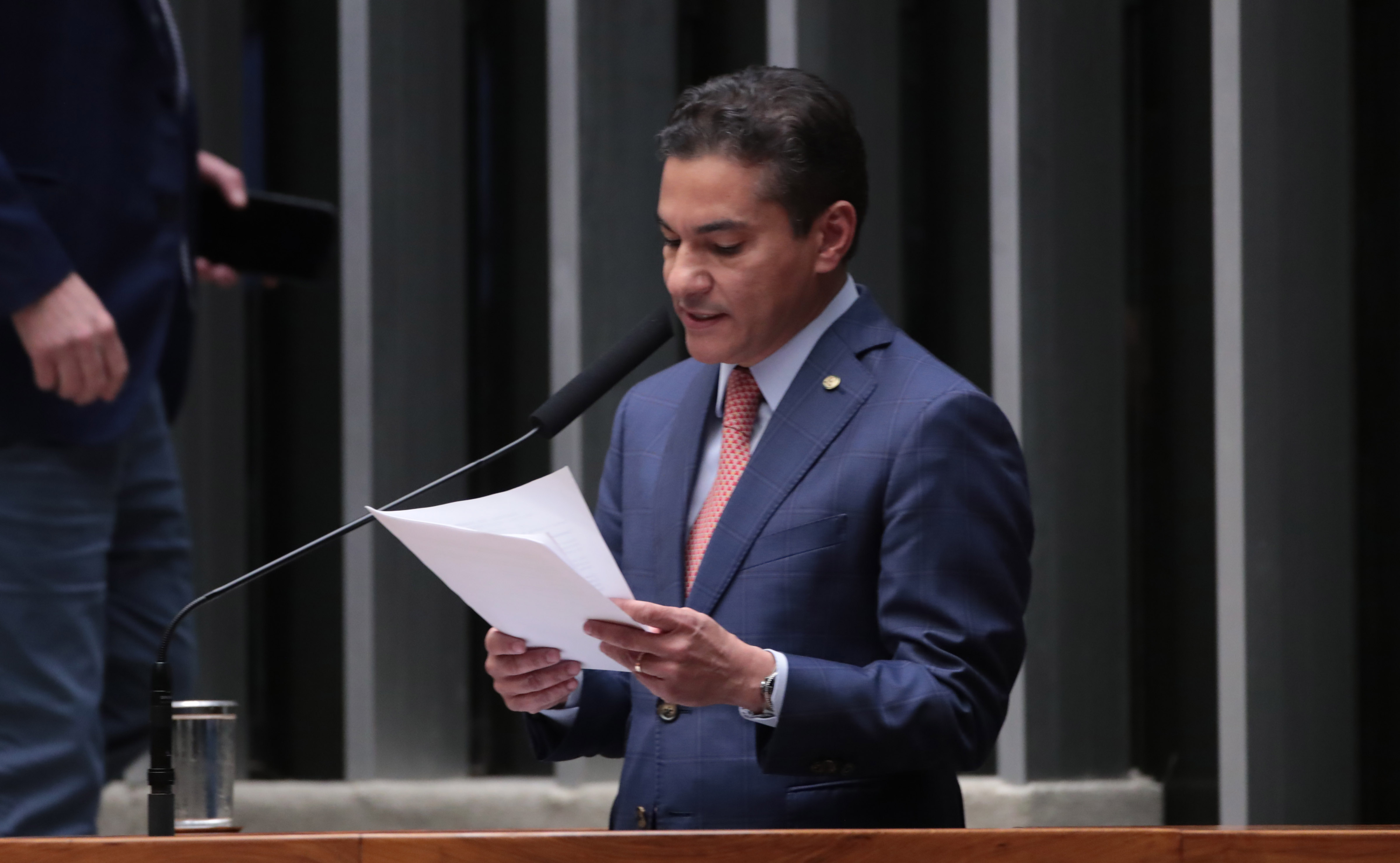 Projeto na câmara propõe incentivos fiscais e emprego para pais de autistas