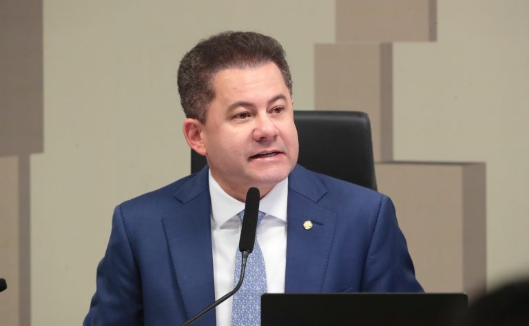 Projeto isenta igrejas e escolas da taxa de licenciamento de veículos