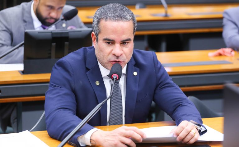 Projeto criminaliza desconto indevido em folha com pena de até oito anos