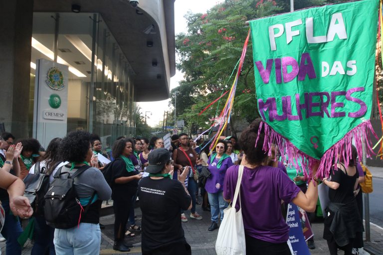 Projeto de lei criminaliza indução ao suicídio em casos de violência doméstica