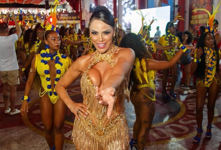 Rainha de bateria Alice Alves brilha com look decotado de 12 mil cristais na quadra da Estácio