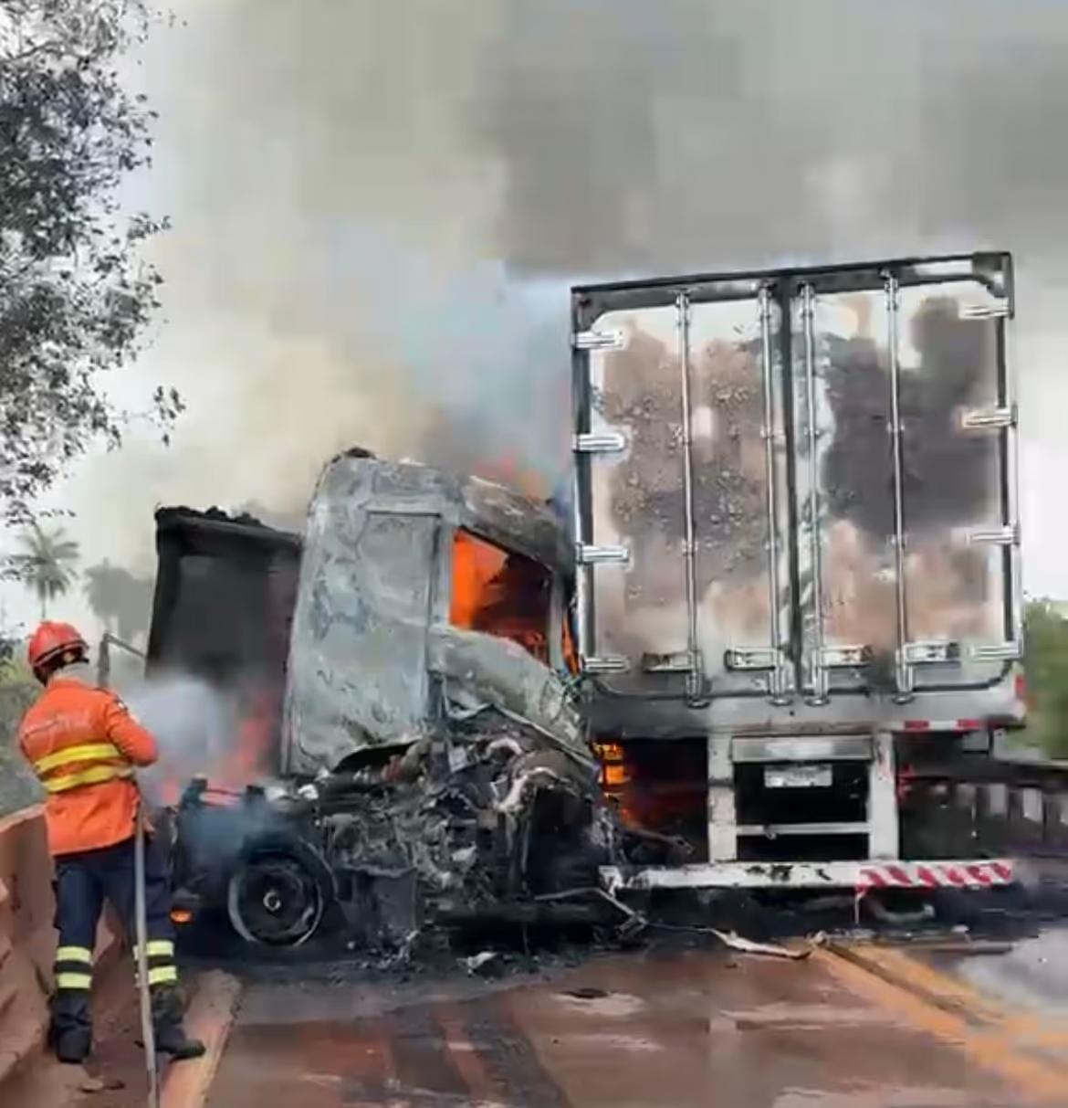 Sobe para duas as vítimas fatais de colisão com caminhão-tanque em Rosário Oeste