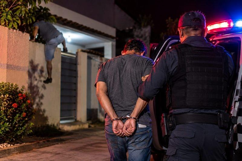Suspeito de perseguir ex-namorada é preso após pular muro e invadir residência 