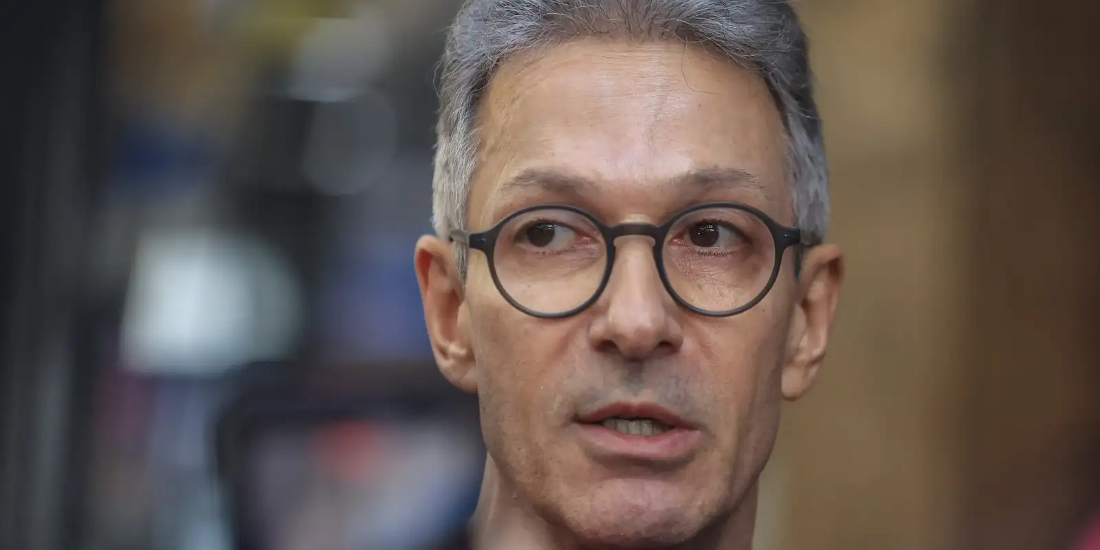 TRE-MG vai investigar se Romeu Zema cometeu crime eleitoral ao usar celular