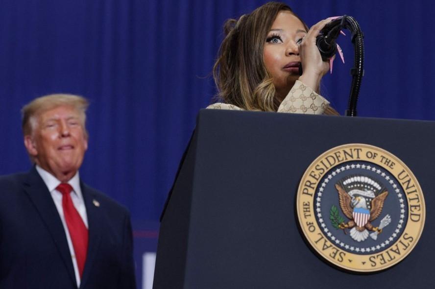 Trump elogia o bumbum 'maravilhoso' da rapper Nicki Minaj durante comício