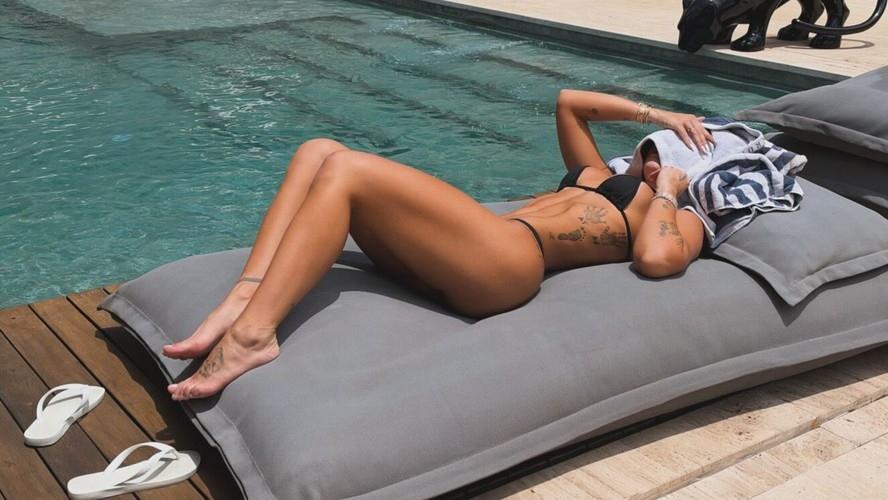 Virginia aproveita dia de piscina para renovar o bronzeado e ganha visita do ex, Zé Felipe