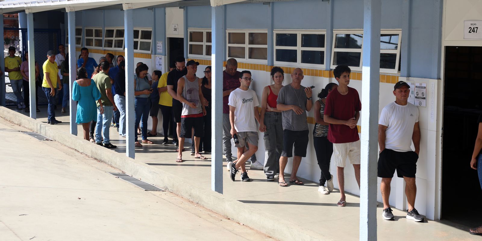 Cristiano Zanin determina ampliação do horário de votação até 19h no Brasil
