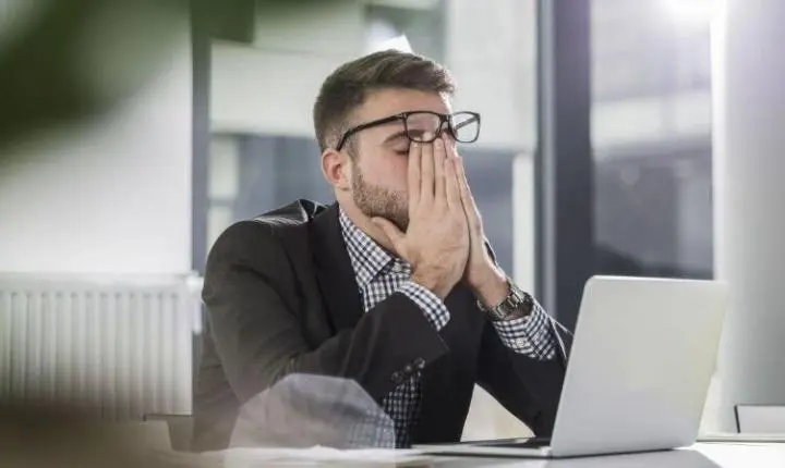 8 Sinais Silenciosos de Exaustão Mental que o Trabalho Esconde