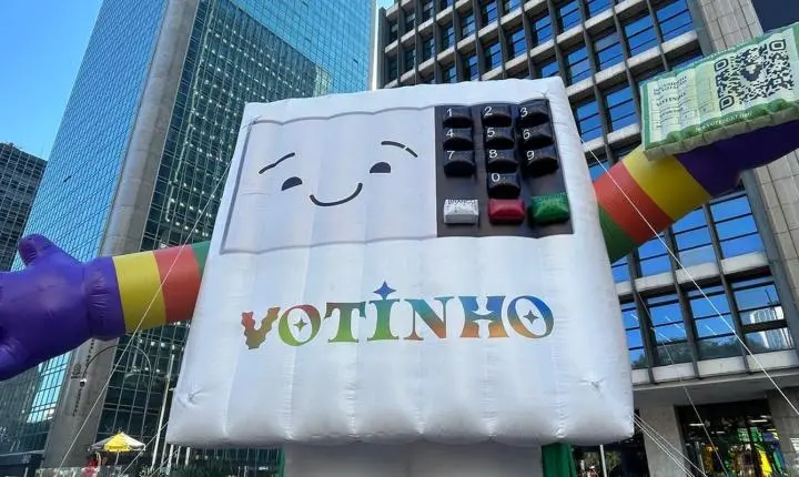 30ª Parada do Orgulho LGBT+ em SP destaca a importância do voto democrático