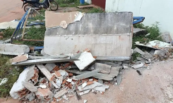 Acidente entre caminhão e Gol causa destruições em Rosário Oeste